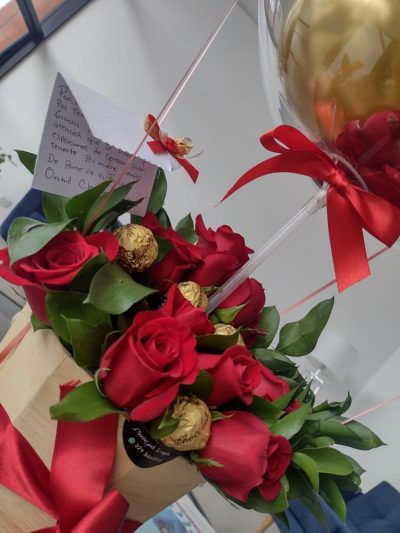 HERMOSOS ARREGLO FLORAL CON CHOCOLATES