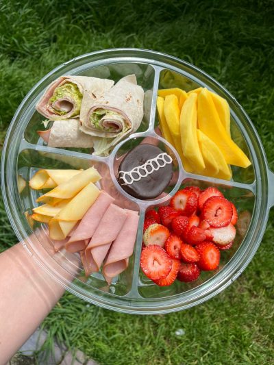 DESAYUNO BUFFET EXPRESS: Burritos jamón y queso Fruta picada, deditos de jamón y queso -Cup cake- Jugo de naranja- Moño decorativo -Tarjeta