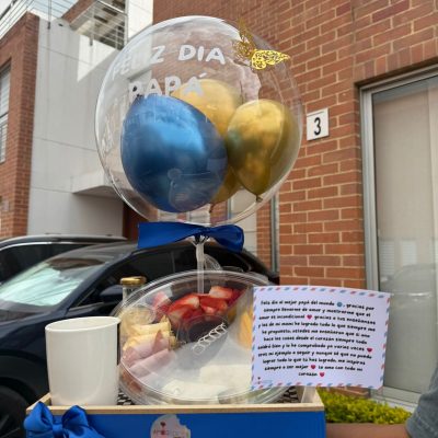 EL MEJOR HOMBRE DEL MUNDO:BANDEJA BUFFET(Sandwich, Fruta picada, cup, cake)  Jugo de naranja vaso Mono decorativo Hermosa Tarjeta personalizada Bandeja en madera Globo Burbuja o metalizado