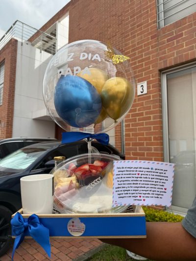 EL MEJOR HOMBRE DEL MUNDO:BANDEJA BUFFET(Sandwich, Fruta picada, cup, cake)  Jugo de naranja vaso Mono decorativo Hermosa Tarjeta personalizada Bandeja en madera Globo Burbuja o metalizado