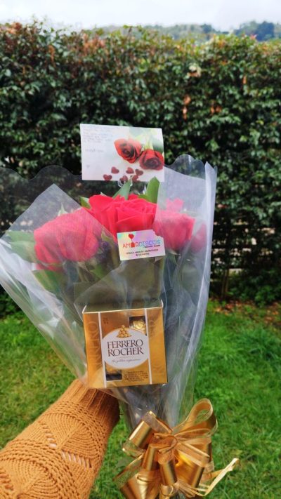 RAMO DE ROSAS ENCANTO CON FERRERO