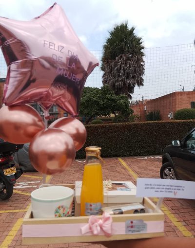 HERMOSO DESAYUNO ROSE: Contiene -Sándwich de jamón y queso  -Fruta picada  -Jugo de naranja  -chocolates x 3 unidades  -Hermoso pocillo  -Set de cubiertos en madera  -Bandeja en madera  -Tarjeta personalizada  -Hermosa decoración según ocasión