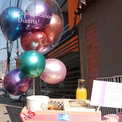 HERMOSO DESAYUNO ROSE: Contiene -Sándwich de jamón y queso  -Fruta picada  -Jugo de naranja  -chocolates x 3 unidades  -Hermoso pocillo  -Set de cubiertos en madera  -Bandeja en madera  -Tarjeta personalizada  -Hermosa decoración según ocasión
