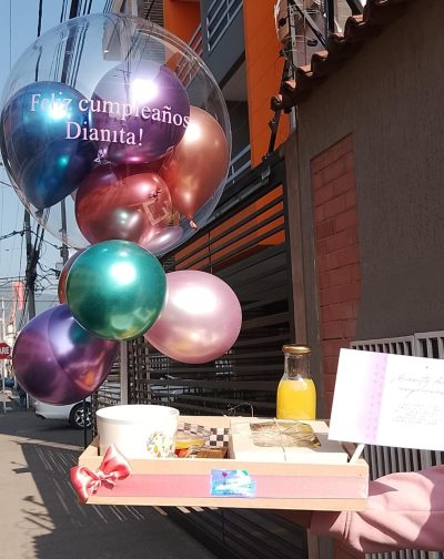 HERMOSO DESAYUNO ROSE: Contiene -Sándwich de jamón y queso  -Fruta picada  -Jugo de naranja  -chocolates x 3 unidades  -Hermoso pocillo  -Set de cubiertos en madera  -Bandeja en madera  -Tarjeta personalizada  -Hermosa decoración según ocasión