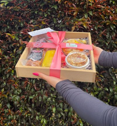 DELEITE: Contiene  -Sándwich de jamón y queso  -Chocolates   -Jugo de naranja  -Frasquito con yogurt y cereal  -Fruta picada  -Set de cubiertos en madera  -Bandeja en madera  -Tarjeta personalizada