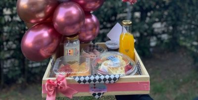 ESPLENDOR MATUTINO: Contiene -Waffle con salsa de chocolate  -Fruta picada  -Yogurt con granola  -Jugo de naranja  – Hermoso pocillo  -Ferrero x 3 unidades-Set de cubiertos en madera  -Bandeja en madera  -Tarjeta personalizada  -Hermosa decoración según ocasión  -Globo Burbuja personalizado