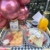 ES UN BUEN TIPO MI VIEJO: Contiene -Waffle con salsa de chocolate  -Fruta picada  -Yogurt con granola  -Jugo de naranja  -chocolates x 3 unidades /O/ Hermoso pocillo  -Set de cubiertos en madera  -Bandeja en madera  -Tarjeta personalizada  -Hermosa decoración según ocasión  -Globo Burbuja personalizado
