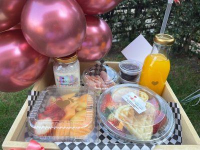 ES UN BUEN TIPO MI VIEJO: Contiene -Waffle con salsa de chocolate  -Fruta picada  -Yogurt con granola  -Jugo de naranja  -chocolates x 3 unidades /O/ Hermoso pocillo  -Set de cubiertos en madera  -Bandeja en madera  -Tarjeta personalizada  -Hermosa decoración según ocasión  -Globo Burbuja personalizado