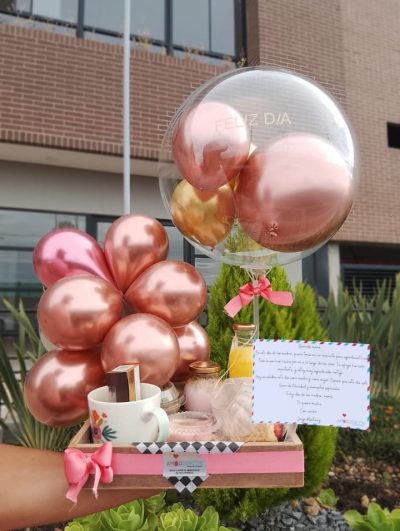 ESPLENDOR MATUTINO: Contiene -Waffle con salsa de chocolate  -Fruta picada  -Yogurt con granola  -Jugo de naranja  – Hermoso pocillo  -Ferrero x 3 unidades-Set de cubiertos en madera  -Bandeja en madera  -Tarjeta personalizada  -Hermosa decoración según ocasión  -Globo Burbuja personalizado