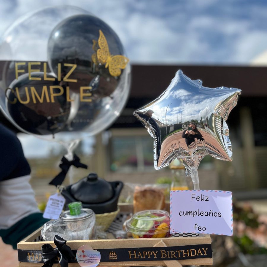 INSPIRACION:Contiene :  -Tamalada en espectacular olla de barro de Ráquira  -Jugo de naranja  -Chocolatada en agua o leche  en hermosa chocolatera miniatura  -Porción de pan tostado  -Porción de fruta  -Hermoso pocillo  -Ramito de Flores inmortalizadas en la decoración  -Set de cubiertos en madera  -Bandeja en madera  -Tarjeta personalizada  -Hermosa decoración según ocasión ( Colores varían según ocasión)