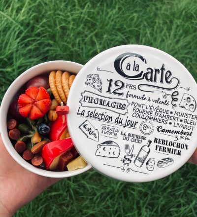 TABLA DE QUESOS EN PORCELANA: Contiene-Queso paipa -Queso holandés- Queso gouda- Cabano- Kiwi -Frutos secos- Bocadillo- Rosa en salami- Galletas ritz -Arándanos Uvas  -Tarjeta personalizada