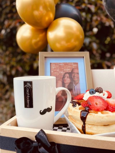 EL REY DE LA CASA: Contiene -Waffles con fresa y salsa de chocolate en plato de porcelana  -Sandwich de jamon y queso  -Chocolates Ferrero x 4  -Hermoso posillo  -Parfait ( Yogurt con granola y fruta )  -Hermoso portarretrato o peluche según elección y disponibilidad  -Set de cubiertos en madera  -Bandeja en madera  -Tarjeta personalizada  -Hermosa decoración según ocasión ( Colores varían según ocasión)