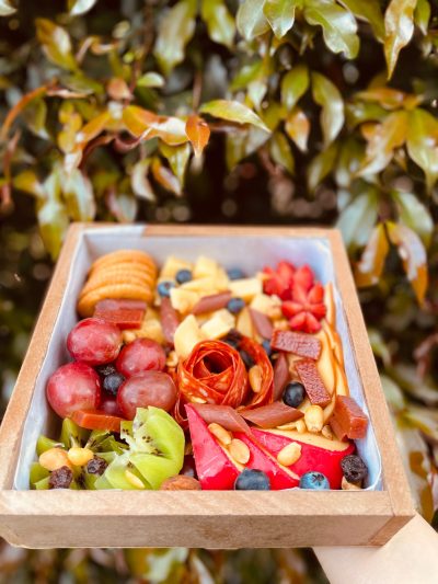 EL EMPERADOR TABLA DE QUESOS: Contiene -Queso paipa -Queso holandés -Queso gouda- Cabano Kiwi- Frutos secos- Bocadillo -Rosa en salami Galletas ritz-Arándanos Uvas  -Bandeja en madera  -Tarjeta personalizada  -Hermosa decoración según ocasión