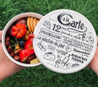 TABLA DE QUESOS EN PORCELANA: Contiene-Queso paipa -Queso holandés- Queso gouda- Cabano- Kiwi -Frutos secos- Bocadillo- Rosa en salami- Galletas ritz -Arándanos Uvas  -Tarjeta personalizada