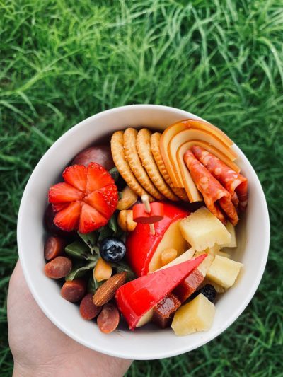 TABLA DE QUESOS EN PORCELANA: Contiene-Queso paipa -Queso holandés- Queso gouda- Cabano- Kiwi -Frutos secos- Bocadillo- Rosa en salami- Galletas ritz -Arándanos Uvas  -Tarjeta personalizada
