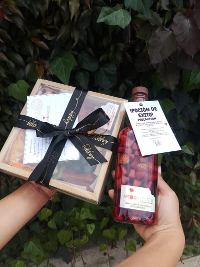 TABLA DE QUESOS GLORIOSA, CON SANGRIA: Contiene -Queso paipa -Queso holandés- Queso gouda- Cabano -Kiwi- Frutos secos- Bocadillo- Rosa en salami- Galletas- ritz- Arándanos- Uvas  -Tarjeta personalizada