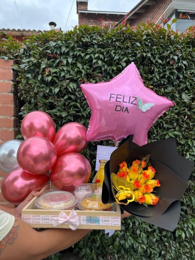 ROSA DE ORO:Contiene : Sandwich en pan arabe  -Fruta picada  -Yogurt con granola  -Jugo de naranja    -Hermoso ramo floral con de 12 rosas con mariposas  -Set de cubiertos en madera  -Bandeja en madera  -Tarjeta personalizada  -Hermosa decoración según ocasión  -Globo metalizado personalizado     (Mini corona de princesa que adorna tu arreglo floral, costo adicional $15,000)