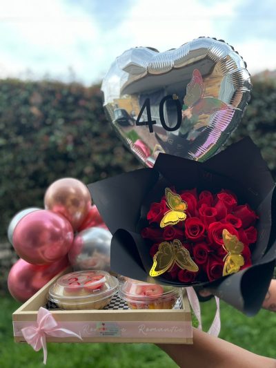 ROSA DE ORO:Contiene : Sandwich en pan arabe  -Fruta picada  -Yogurt con granola  -Jugo de naranja    -Hermoso ramo floral con de 12 rosas con mariposas  -Set de cubiertos en madera  -Bandeja en madera  -Tarjeta personalizada  -Hermosa decoración según ocasión  -Globo metalizado personalizado     (Mini corona de princesa que adorna tu arreglo floral, costo adicional $15,000)