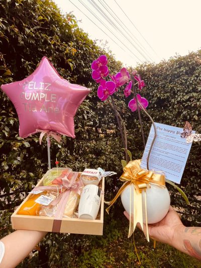CARICIA DE ORQUIDEA: Contiene :  -Waffle con salsa de chocolate  -Fruta picada  -Pairfait griego   -Jugo de naranja  -Posion de exito( franquito de dulces con mensaje simbolico de exito)  -Hermoso pocillo personalizado con nombre en vinilo  -Orquidea de dos varas con matera de lujo  -Set de cubiertos en madera  -Bandeja en madera  -Tarjeta personalizada  -Hermosa decoración según ocasión  -Globo metalizado personalizado