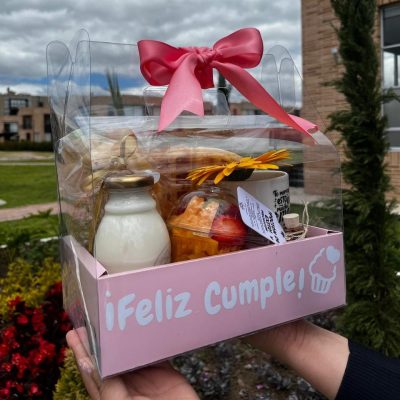 POCIÓN DE EXITO  :Yogur griego artesanal con salsa de fruta-jugo de naranja- sándwich de jamón y queso en pan árabe-galleta de avena- alfajor-posillo con hermoso mensaje y gerbera natural en su interior-   Wafles con salsa de chocolate (en frasco de vidrio con poción de éxito mensaje simbólico de éxito)