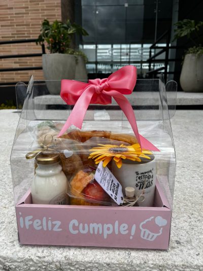 POCIÓN DE EXITO  :Yogur griego artesanal con salsa de fruta-jugo de naranja- sándwich de jamón y queso en pan árabe-galleta de avena- alfajor-posillo con hermoso mensaje y gerbera natural en su interior-   Wafles con salsa de chocolate (en frasco de vidrio con poción de éxito mensaje simbólico de éxito)