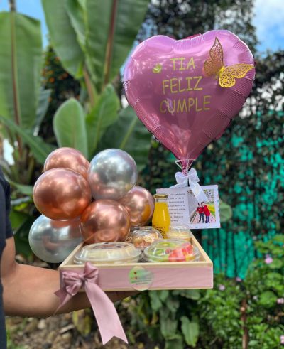 FRESCO DESPERTAR: Contiene -Wafles con fresa  -Fruta picada  -Jugo de naranja  -Deditos de jamón y queso  -Frasquito con yogourt y cereal  -Set de cubiertos en madera  -Bandeja en madera  -Tarjeta personalizada  -Hermosa decoración según ocasión