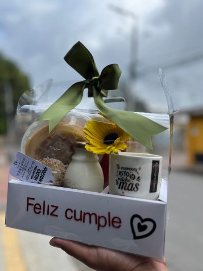 POCIÓN DE EXITO  :Yogur griego artesanal con salsa de fruta-jugo de naranja- sándwich de jamón y queso en pan árabe-galleta de avena- alfajor-posillo con hermoso mensaje y gerbera natural en su interior-   Wafles con salsa de chocolate (en frasco de vidrio con poción de éxito mensaje simbólico de éxito)
