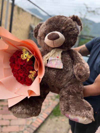 HERMOSO OSO AMOROSO CON BOUQUET DE ROSAS