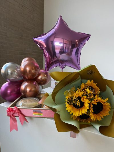 AMORDISCOS :Contiene : Waffle con salsa de chocolate  -Fruta picada  -Yogurt con granola  -Jugo de naranja  -chocolates x 3 unidades  -Hermoso pocillo  -Hermoso ramo de girasoles  -Set de cubiertos en madera  -Bandeja en madera  -Tarjeta personalizada  -Hermosa decoración según ocasión  -Globo Burbuja personalizado     (Mini corona de princesa que adorna tu arreglo floral, costo adicional $15,000) (copia)