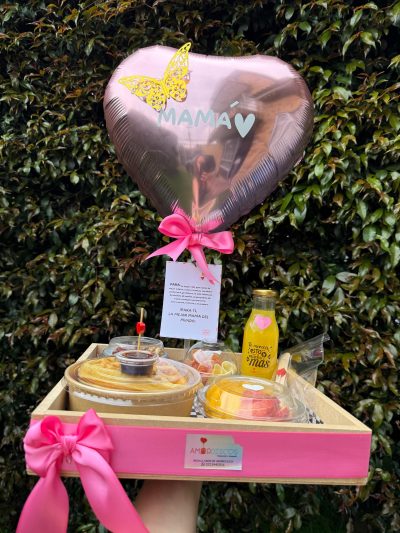 MI GRAN HEROÍNA: Contiene -Waffles con fresa  -Fruta picada  -Jugo de naranja  -Deditos de jamón y queso  -Frasquito con yogourt y cereal  -Set de cubiertos en madera  -Bandeja en madera -Hermosa decoración día de la madre – tarjeta predeterminada