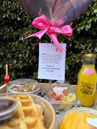 MI GRAN HEROÍNA: Contiene -Waffles con fresa  -Fruta picada  -Jugo de naranja  -Deditos de jamón y queso  -Frasquito con yogourt y cereal  -Set de cubiertos en madera  -Bandeja en madera -Hermosa decoración día de la madre – tarjeta predeterminada