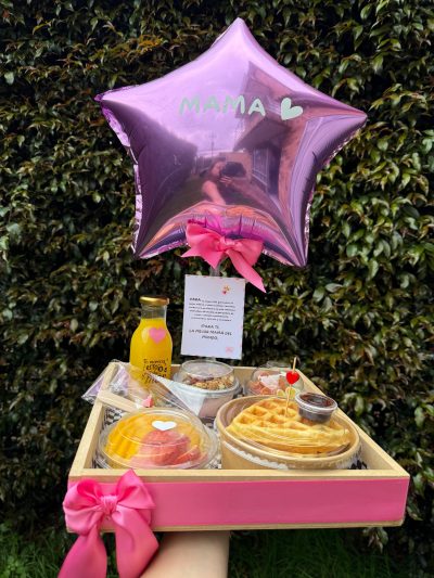 MI GRAN HEROÍNA: Contiene -Waffles con fresa  -Fruta picada  -Jugo de naranja  -Deditos de jamón y queso  -Frasquito con yogourt y cereal  -Set de cubiertos en madera  -Bandeja en madera -Hermosa decoración día de la madre – tarjeta predeterminada