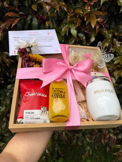 CAFECITO MATUTINO PARA MAMÁ: Contiene  -Rollitos de jamón y queso  -Café Juan Valdez  -Jugo de naranja  -Hermoso posillo térmico ideal para bebidas calientes-ramito de flores inmortalizadas-porta retrato con foto- linda tarjeta-Set de cubiertos en madera  -Bandeja en madera-tarjeta predeterminada