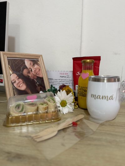 CAFECITO MATUTINO PARA MAMÁ: Contiene  -Rollitos de jamón y queso  -Café Juan Valdez  -Jugo de naranja  -Hermoso posillo térmico ideal para bebidas calientes-ramito de flores inmortalizadas-porta retrato con foto- linda tarjeta-Set de cubiertos en madera  -Bandeja en madera-tarjeta predeterminada