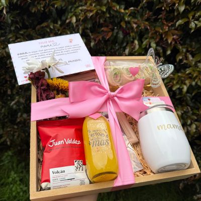 CAFECITO MATUTINO PARA MAMÁ: Contiene  -Rollitos de jamón y queso  -Café Juan Valdez  -Jugo de naranja  -Hermoso posillo térmico ideal para bebidas calientes-ramito de flores inmortalizadas-porta retrato con foto- linda tarjeta-Set de cubiertos en madera  -Bandeja en madera-tarjeta predeterminada