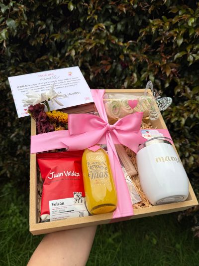 CAFECITO MATUTINO PARA MAMÁ: Contiene  -Rollitos de jamón y queso  -Café Juan Valdez  -Jugo de naranja  -Hermoso posillo térmico ideal para bebidas calientes-ramito de flores inmortalizadas-porta retrato con foto- linda tarjeta-Set de cubiertos en madera  -Bandeja en madera-tarjeta predeterminada