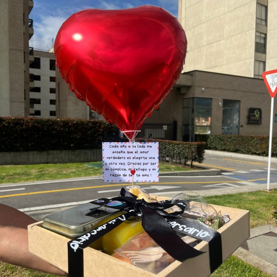 BOCADOS DE AMOR: Contiene -Wrap de pollo y salsa de queso en un hermoso contenedor metálico con mensaje romantico,  -Fruta picada  -Te hatsu  – Poción de amor ( Frasquito de vidrio con dulces y mensaje simbólico de amor ) -Mini ramito de flores inmortalizadas-Set de cubiertos en madera  -Bandeja en madera  -Tarjeta personalizada  -Hermosa decoración según ocasión